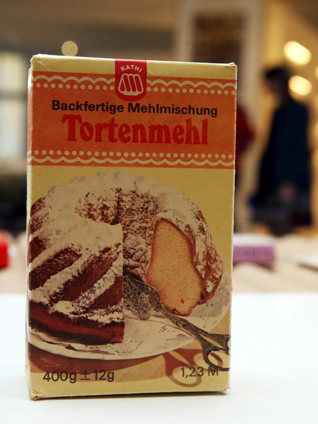 Ganz klein steht oben Kathi: So sah die Packung Tortenmehl in der DDR aus. Preis: 1,23 Mark.