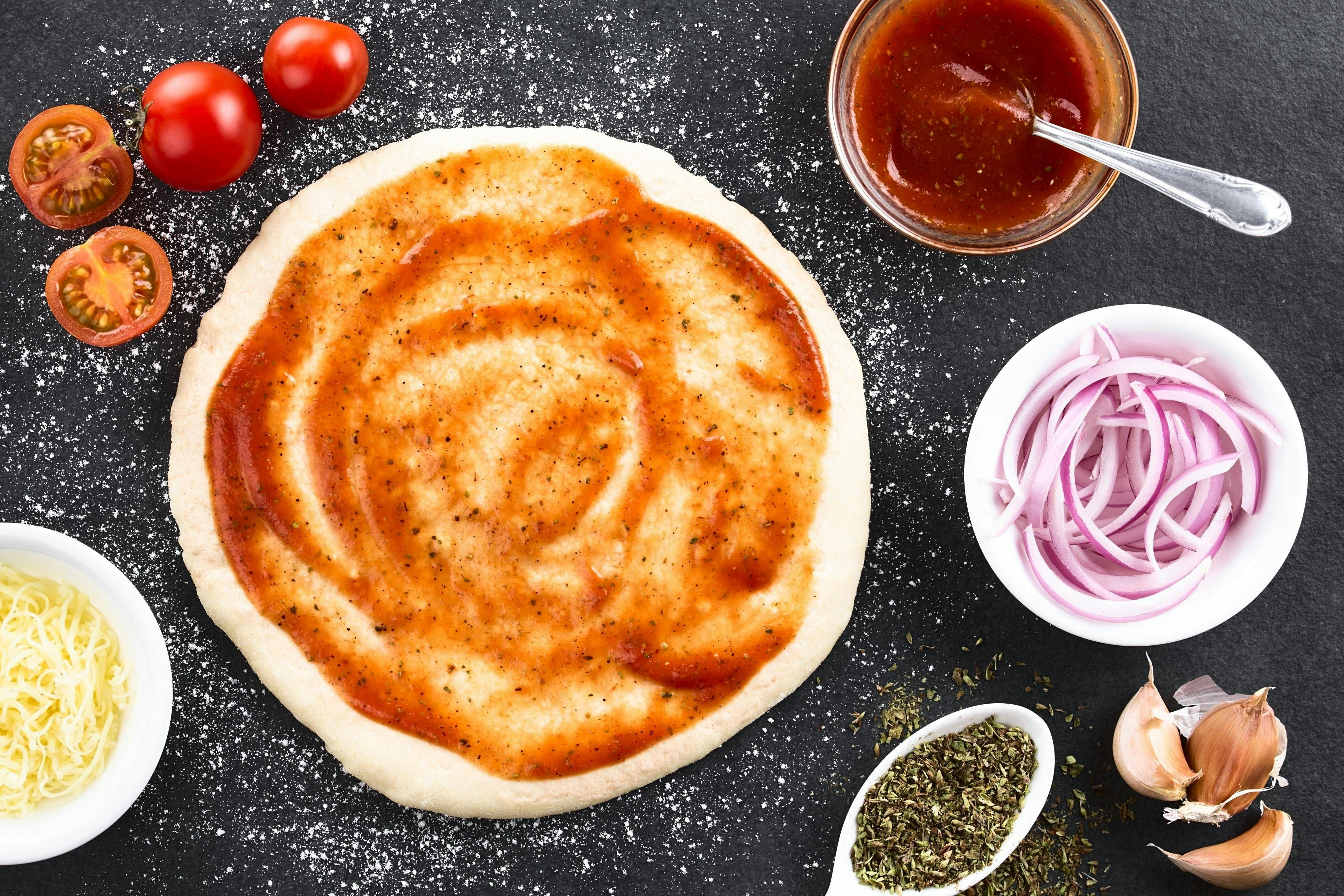Perfekter Pizzateig mit nur 5 Zutaten: Mit diesem Rezept schmeckt‘s wie ...