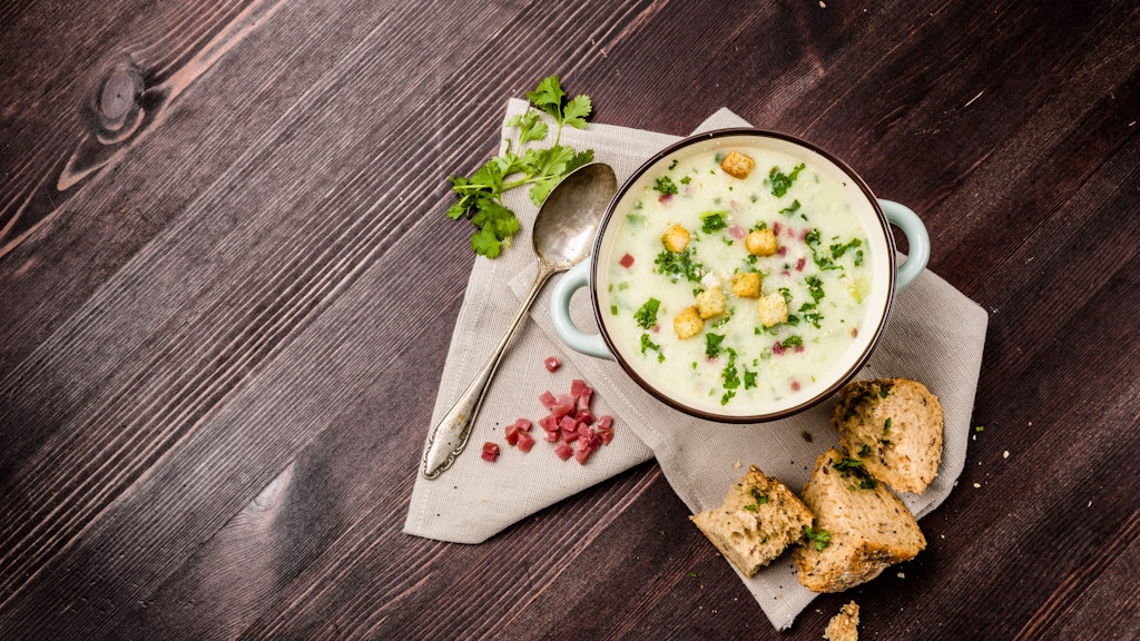 Wer die Kartoffelsuppe vegetarisch mag, lässt die Würstchen einfach weg.