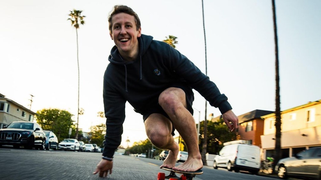 Josh Neuman fuhr Downhill-Skateboard.