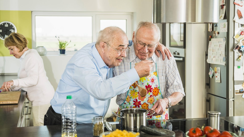 Kochen unter Freunden kann riesigen Spaß machen.