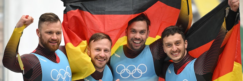 Rekord: Die Rodler Tobias Wendl und Tobias Arlt (M.) gewannen in Peking im Zweitsitzer ihr fünftes Olympia-Gold. Silber ging an Toni Eggert und Sascha Benecken.