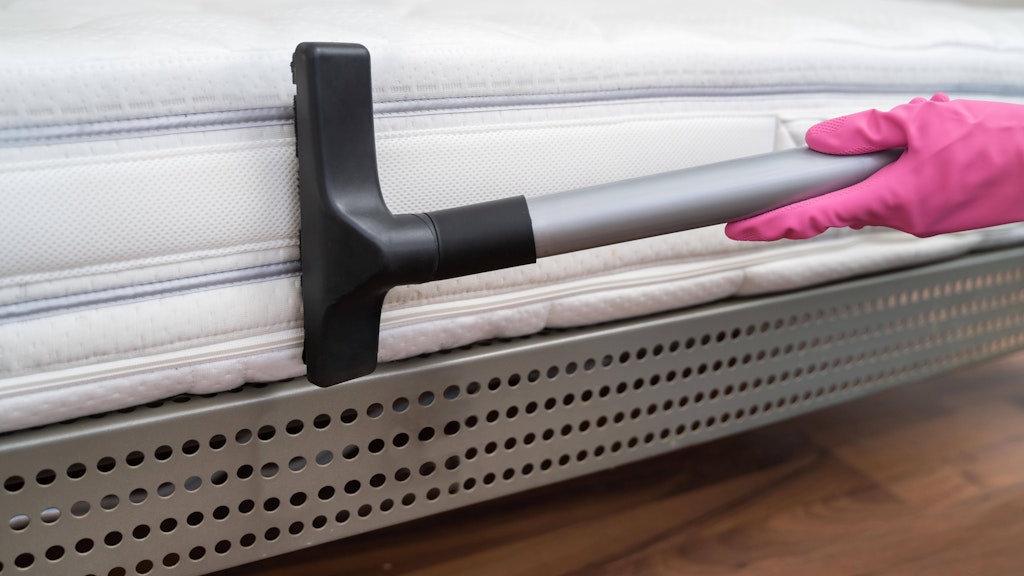 Regelmäßig sollte die Matratze mit einem Staubsauger abgesaugt werden. Wer vorher Backpulver auf dem Bett verteilt, lässt es wochenlang frisch duften.