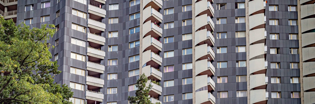 Abwärtsspirale in einer Hochhaussiedlung in Berlin-Reinickendorf: Erst privatisiert, an eine Finanz-Heuschrecke verscherbelt, dann vom Land wieder zurückgekauft.