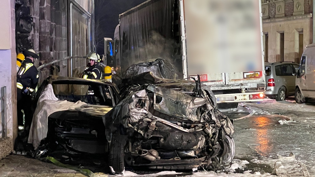 Mit seinem Fahrzeug hat ein Lkw-Fahrer mehrere parkende Autos gerammt, einige hätten dabei Feuer gefangen, teilte die Polizei per Twitter mit.