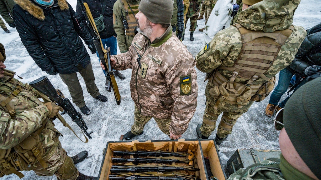 Überall in der Ukraine werden Zivilisten an der Waffe geschult.
