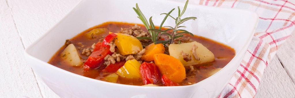 Leckerer Hackfleischtopf mit frischem Gemüse: Dieser Eintopf ist superschnell gekocht - und für das Rezept werden nur einfache Zutaten gebraucht.