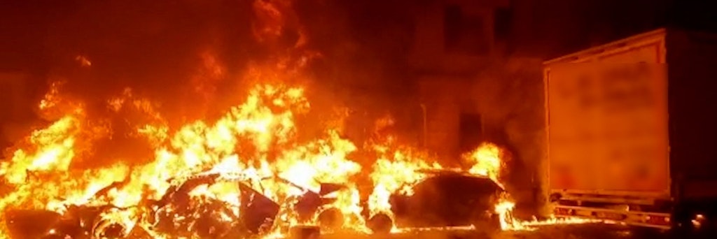 Brennende Fahrzeuge stehen auf einer Straße in Fürth. Ein Lkw-Fahrer hat am Abend in Fürth eine Spur der Verwüstung hinterlassen.