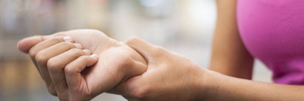 Handgelenk überdehnt: eine der typischen Sportverletzungen, bei denen rezeptfreie Salben, Cremes oder Gels helfen können.