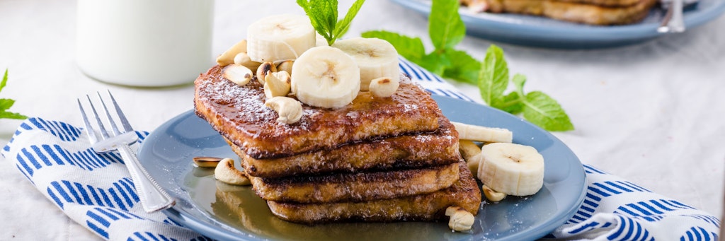 Arme Ritter können beispielsweise sehr gut mit Ahornsirup und Früchten serviert werden.
