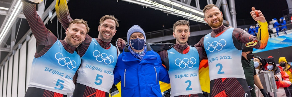 Vier Gewinner und Thomas Bach: Das Siegerfoto der deutschen Rodler mit IOC-Präsident Bach sorgte bei Tobias Wendel (l.) für Ärger.