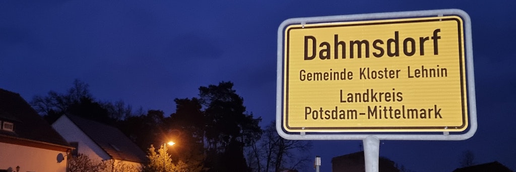 Das falsch geschriebene Ortsschild am Ortseingang von Damsdorf.