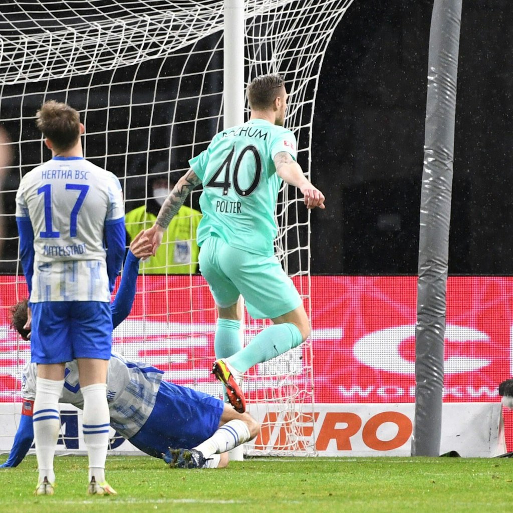 Einfach mal abgestaubt! Bochums Sebastian Polter macht das 1:1 gegen Hertha.