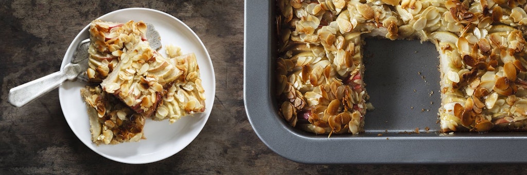 Der Kuchen kann direkt aus der Auflaufform gelöffelt oder grob in Stücke geschnitten werden.