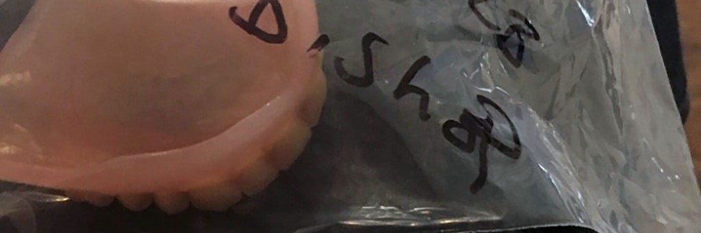 Das von Paul Bishop zur Verfügung gestellte Foto zeigt eine durchsichtige Plastiktüte, in der sich eine Zahnprothese befindet. Diese kam auf abenteuerliche Weise zu ihm zurück.