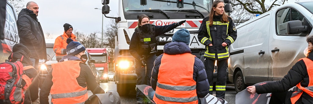Die Klimaschützer legen die halbe Stadt lahm.
