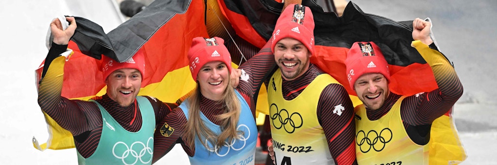 Schon wieder Gold: Die Einsitzer-Olympiasieger Johannes Ludwig und Natalie Geisenberger rasten gemeinsam mit den Doppelsitzer-Champions Tobias Wendl und Tobias Arlt (v.l.) zum Team-Staffel-Sieg.