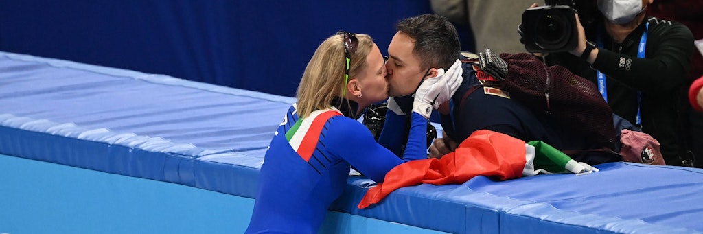 Italiens Arianna Fontana knutscht nach ihrem Olympiasieg Trainer Anthony Lobello Jr. und rechnet danach mit ihrem Verband ab.
