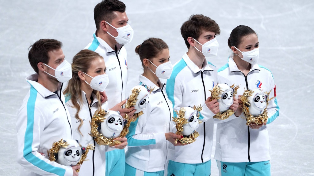 Das russische Team der Eiskunstläufer wurde am Montag nach dem Wettbewerb als Sieger geehrt – die Medaillenvergabe lässt dagegen weiter auf sich warten.