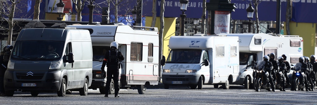 Die Polizei kontrolliert Protestanten in der Pariser Innenstadt auf den Champs-Élysées.