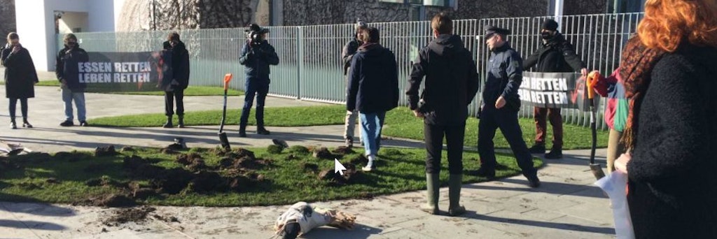 Löcher graben für den Klimaschutz – die Polizei beschlagnahmte die Spaten.