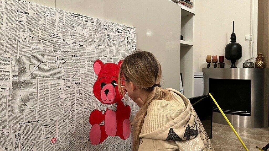 Shania Geiss malt an ihrem Teddy-Gemälde, dass sie jetzt auf eBay verkauft.