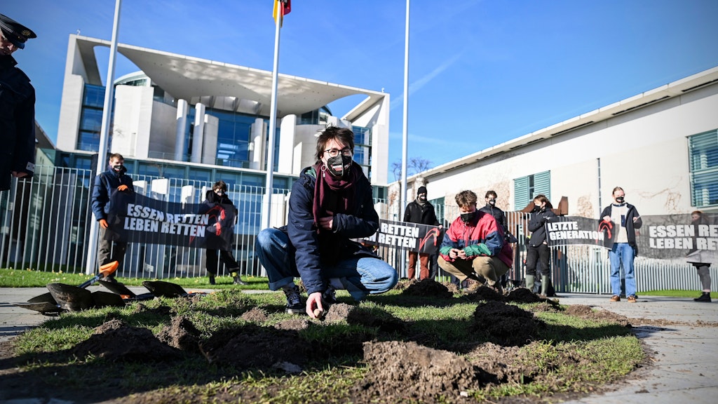 Nach der Straßenblockade hatte die Letzte Generation vorm Kanzleramt Kartoffeln angepflanzt.