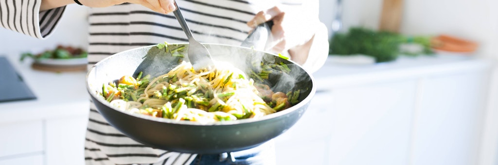Green asparagus in a pan with spaghetti and parmesan becomes a real treat.