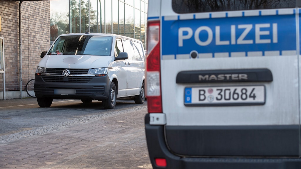 Der überfallene Geldtransporter steht an einer Kaufland-Filiale in der Berliner Gutschmidstraße im Neuköllner Ortsteil Britz.
