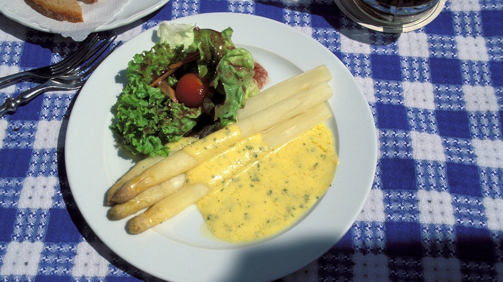Für viele Deutsche ist Spargel so etwas wie weißes Gold. Seine Saison wird sehnsüchtig erwartet.