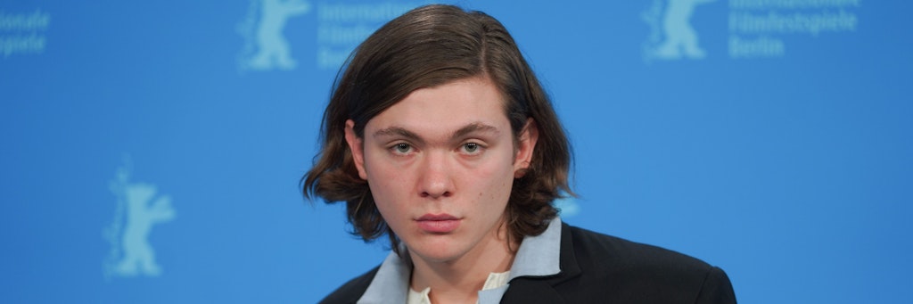 James-Dean-Pose: Schauspieler Milan Herms beim Photocall zum Wettbewerbsfilm „A E I O U – Das schnelle Alphabet der Liebe“.