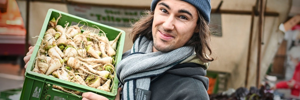 Daniel Szilleweit (26) muss früh raus, um die berühmten Teltower Rübchen des nach ihnen benannten Familienbetriebs an die Kundschaft zu bekommen.