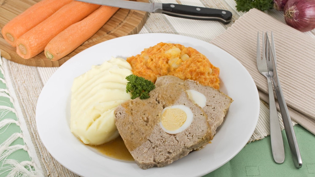 Zum falschen Hasen schmeckt Kartoffelbrei besonders gut.