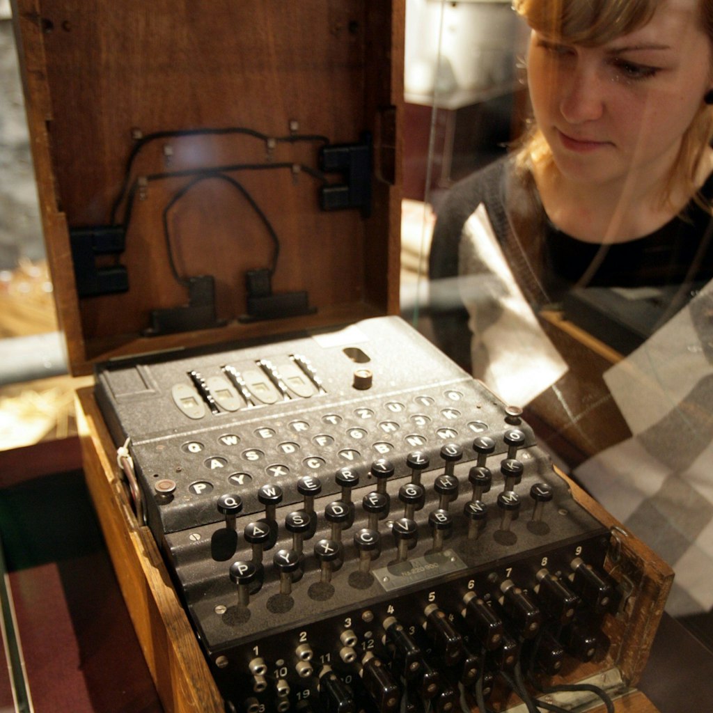 Eine Mitarbeiterin des Hauses der Geschichte der Bundesrepublik Deutschland in Bonn betrachtet eine Rotor-Chiffriermaschine Enigma der deutschen Wehrmacht aus der Zeit des Zweiten Weltkriegs.