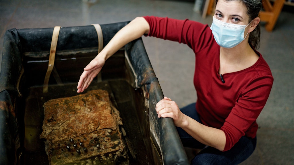 Metallrestauratorin Corinna Mayer arbeitet mit der Enigma-Chiffriermaschine in Schloss Gottorf.