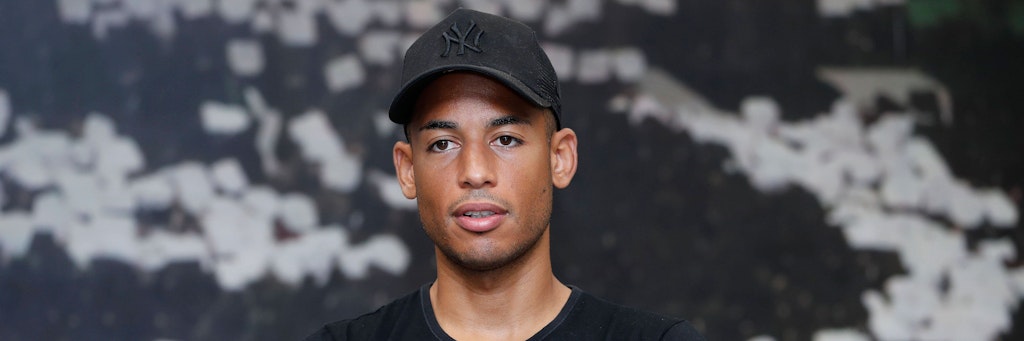 Dennis Aogo blickt kritisch in die Zukunft, sieht Rassismus in der Gesellschaft und somit auch in der Bundesliga auf dem Vormarsch.