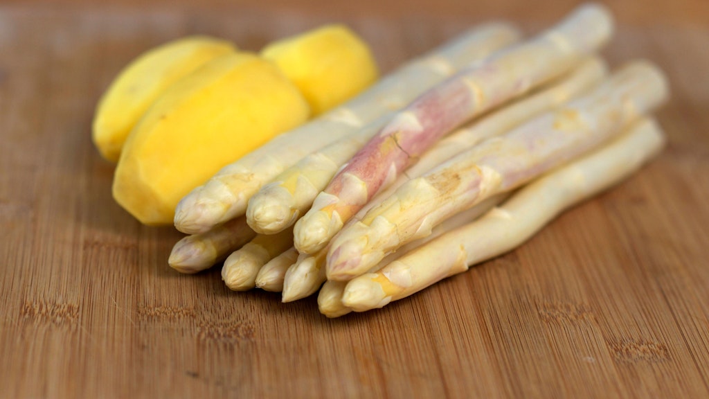 In diesem Gericht sind weißer Spargel und Kartoffeln die Hauptdarsteller.