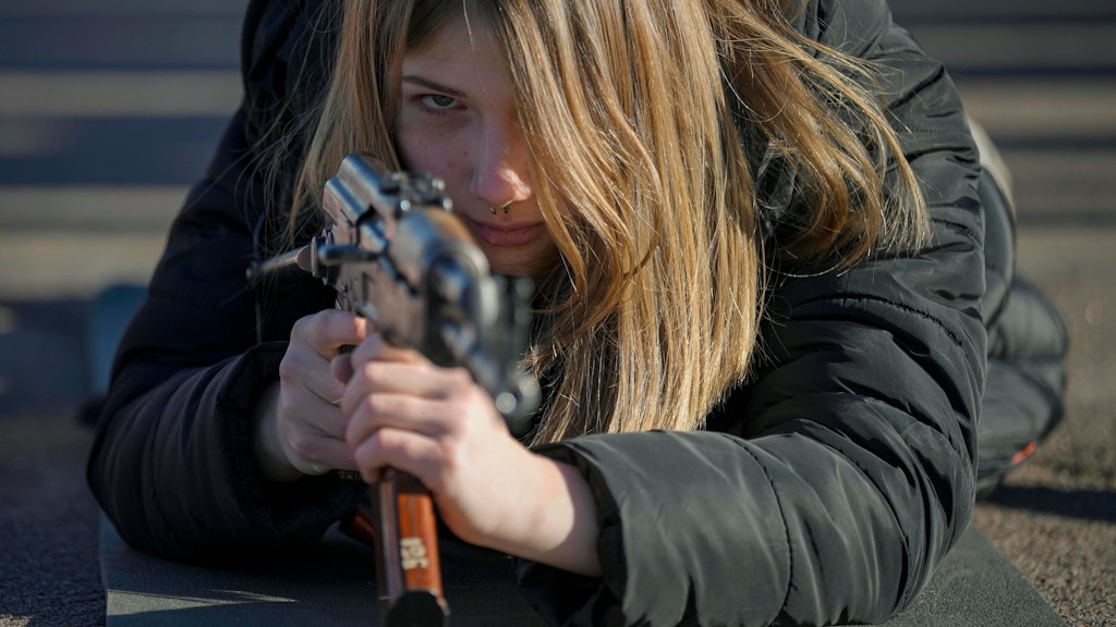 Eine Frau während eines Kampftrainings für Zivilisten der ukrainischen Nationalgarde in der Stadt Mariupol nahe der Front zu den ostukrainischen Separatistengebieten.