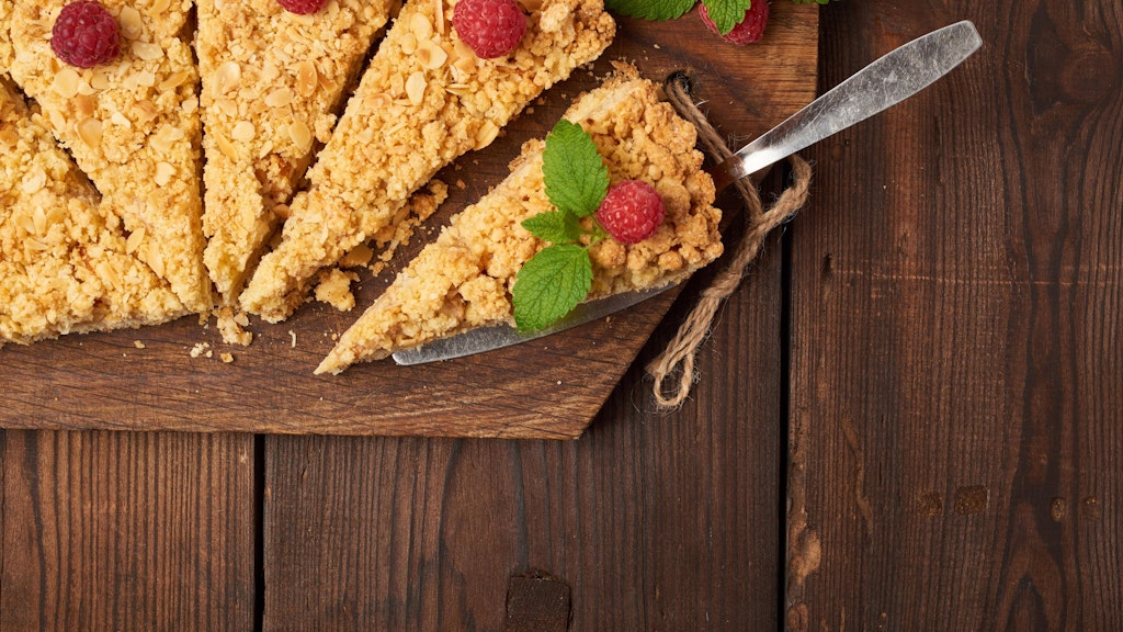 The delicious apple mousse cake becomes a real treat with crumbs.