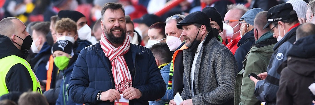 Union-Legende Steffen Baumgart (r.) beim BVB-Spiel der Eisernen im Gespräch mit Pressesprecher Christian Arbeit