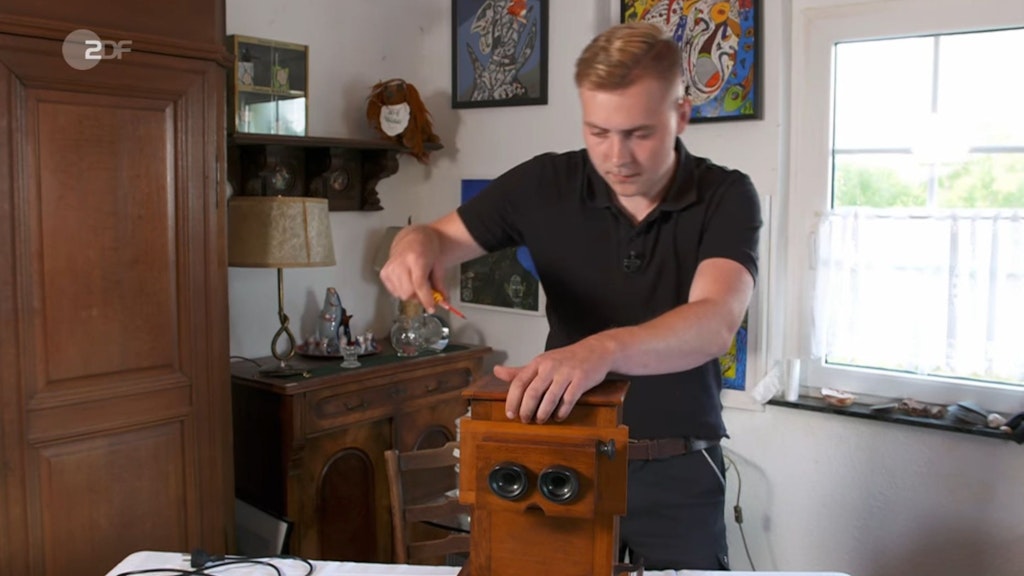 Ein befreundeter Elektriker hilft „Bares für Rares“-Star Walter Lehnertz bei der Umsetzung seiner Idee.