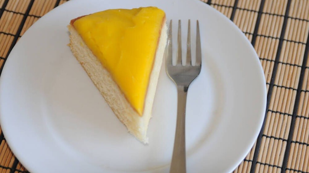 Der Zitronenkuchen ist auch ohne Mehl und Zucker richtig lecker.
