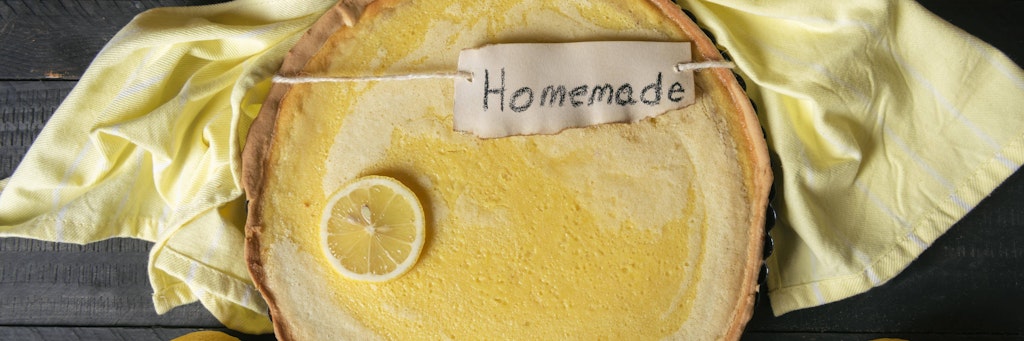 Er hat keinen Zucker und auch kein Mehl. Sie können die Zitronenkuchen ganz einfach Low-Carb (also mit wenigen Kohlenhydraten) backen.