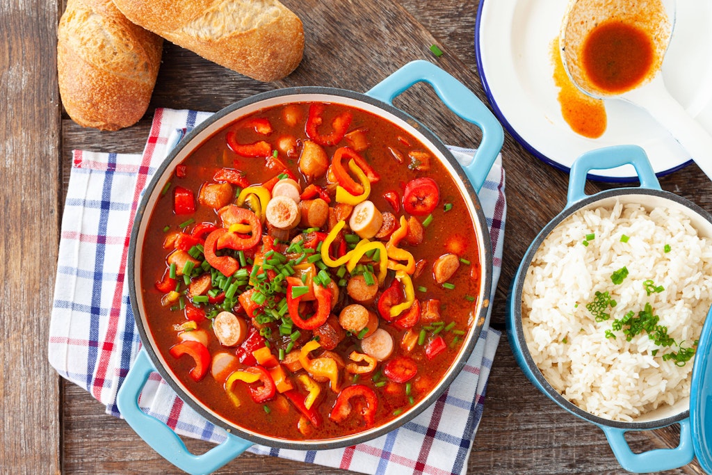 Alternativ zu Nudeln kann man auch Reis zum Wurstgulasch servieren.