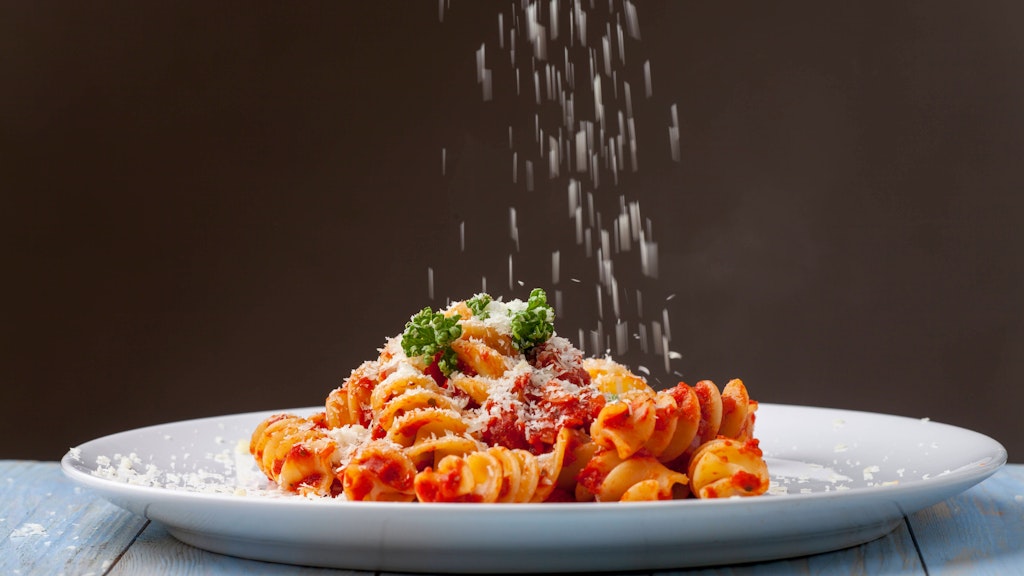 Ein wenig Parmesan auf Nudeln schadet nie. Die Petersilie können Sie aber getrost weglassen. 