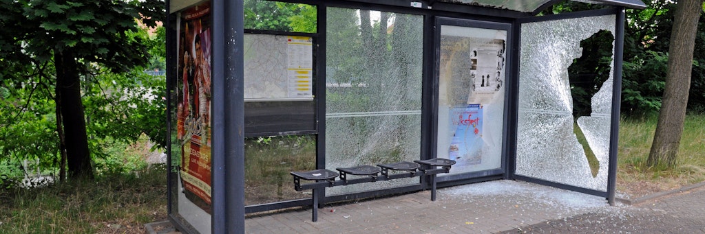 Wieder wurde eine Bushaltestelle durch Steinewerfer entglast. Jetzt sollen Plexiglasscheiben kommen.