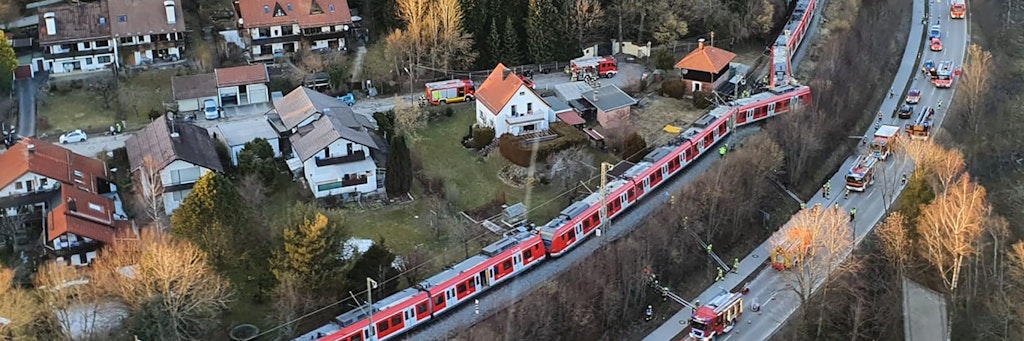 Die Aufnahme aus einem ADAC Rettungshubschrauber zeigt zwei aufeinander geprallte S-Bahnen an der Unfallstelle in der Nähe des Bahnhofes Ebenhausen-Schäftlarn.