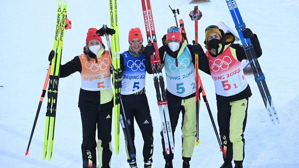 Deutschlands Biathletinnen Franziska Preuss, Denise Herrmann, Vanessa Hinz und Vanessa Voig (v.l.) jubelten am Mittwoch über Staffel-Bronze.