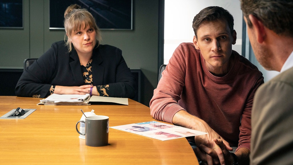 Im Vernehmungsraum wollen Kommissarin Rosa Herzog (Stefanie Reinsperger) und Kommissar Jan Pawlak (Rick Okon) von Clemens Pöhler (Stephan Szász, v. l. n. r.) wissen, wie gut er die beiden Mordopfer gekannt hat.
