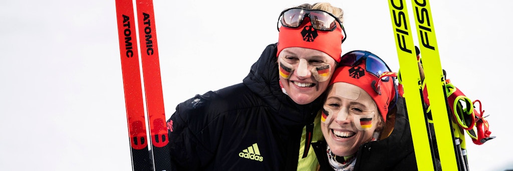 So sehen Sensations-Sieger aus: Langläuferin Victoria Carl (l.) und Katharina Hennig gewannen die Goldmedaille im Team-Sprint.